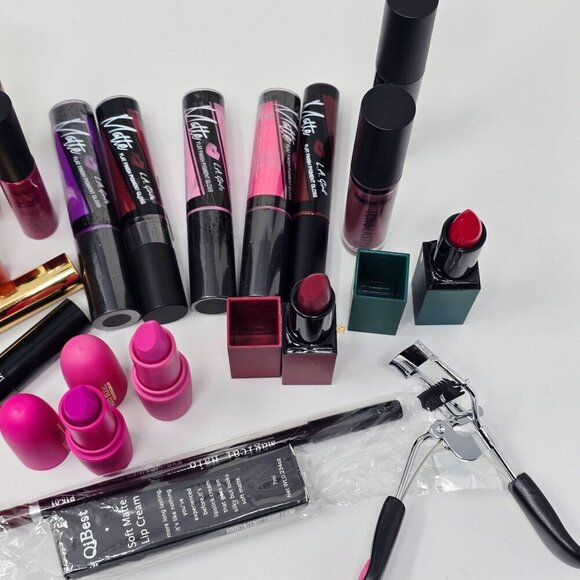 Lipstick Vault ✦ 22 Shades + Lipliner ✦ Glitter Mascara & Eyelash Curler Set NWT - Picture 2 of 13